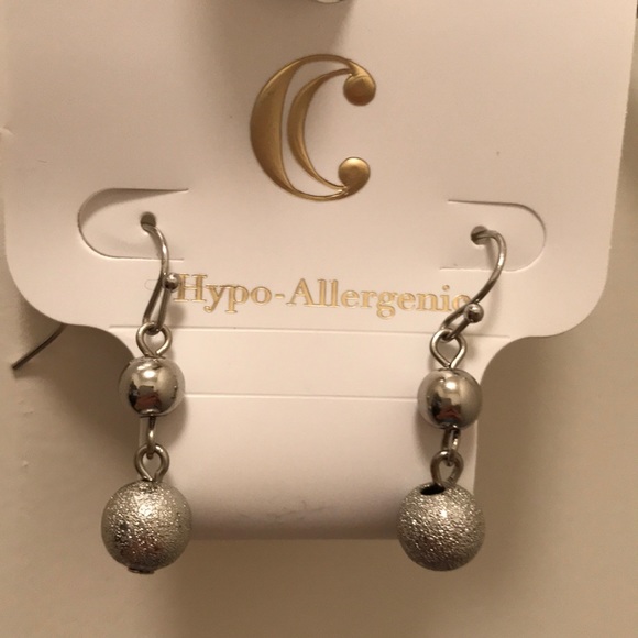 ✨New✨ Necklace and Matching Earrings - Picture 3 of 3